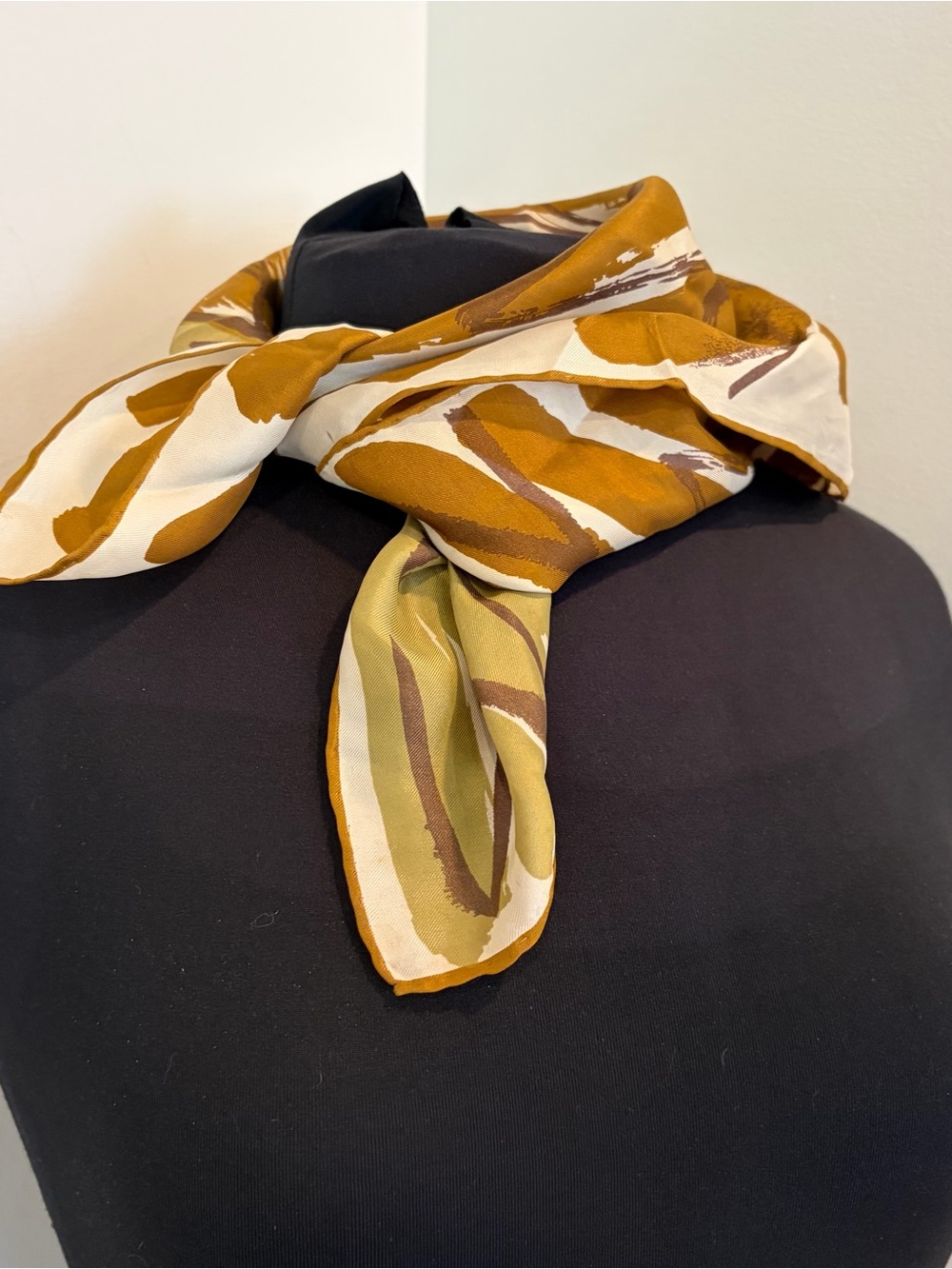Set of Three Patterned Scarves - Mustard, Burgundy, Royal Blue Vera Neumann - Picture 14 of 16
